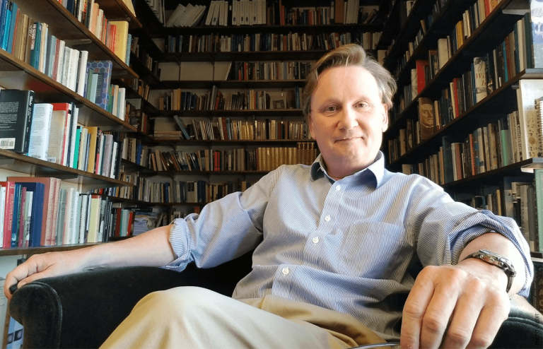 Adrian Jones: Cum își schimbă sensul lectura în lumea de azi