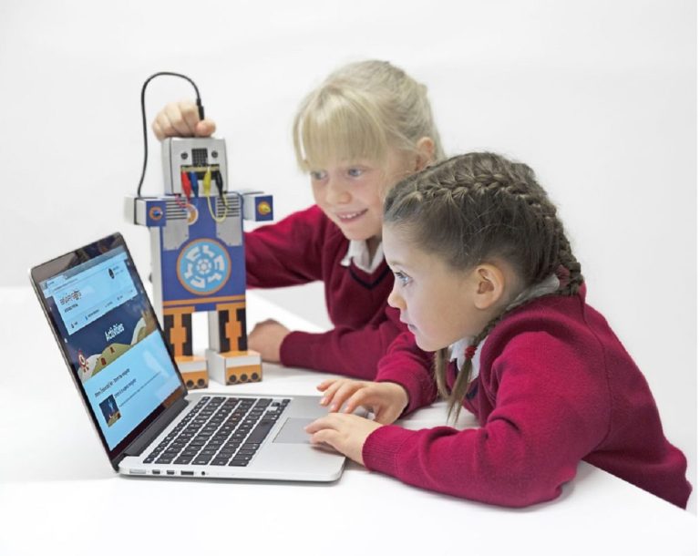 Educație cu frână și accelerație: Portugalia stinge ecranele, România deschide scena