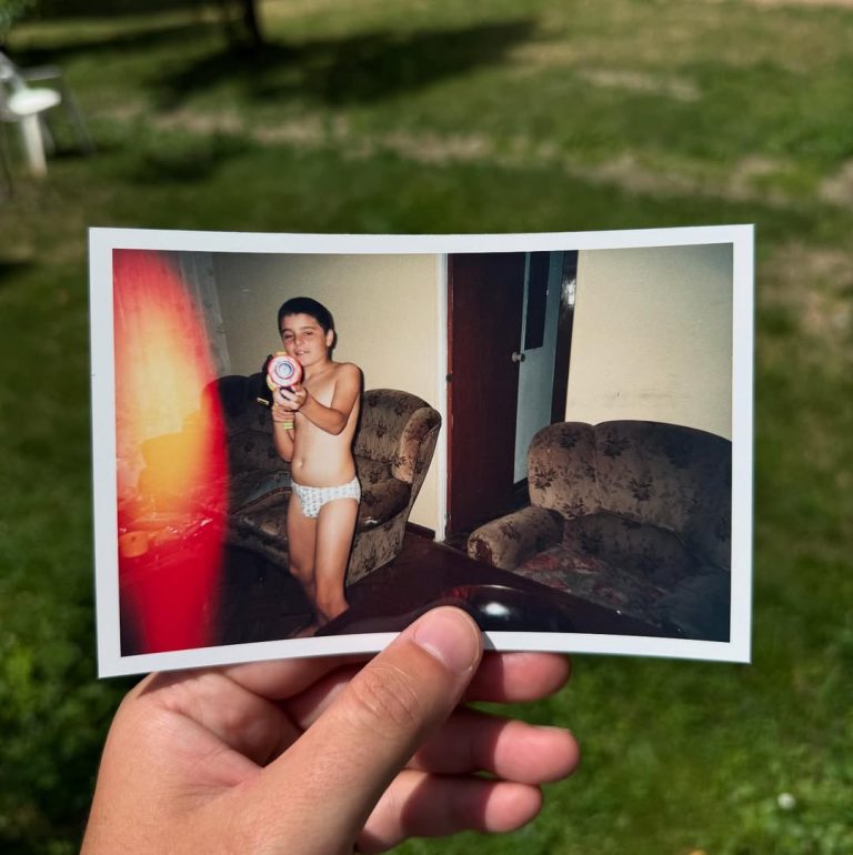 Mihai Gane este poet celebru în Spania, dar debutează abia acum în română