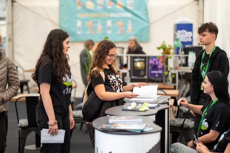 Duci cartea, din bibliotecile școlare, la sărbătoarea FILIT