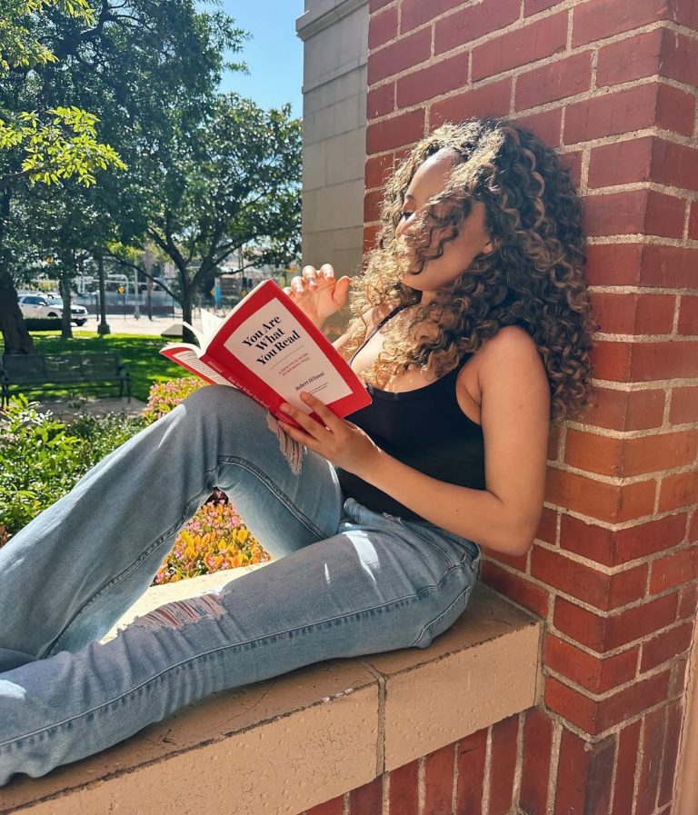 „Cititorii recreează ceea ce au făcut autorii”